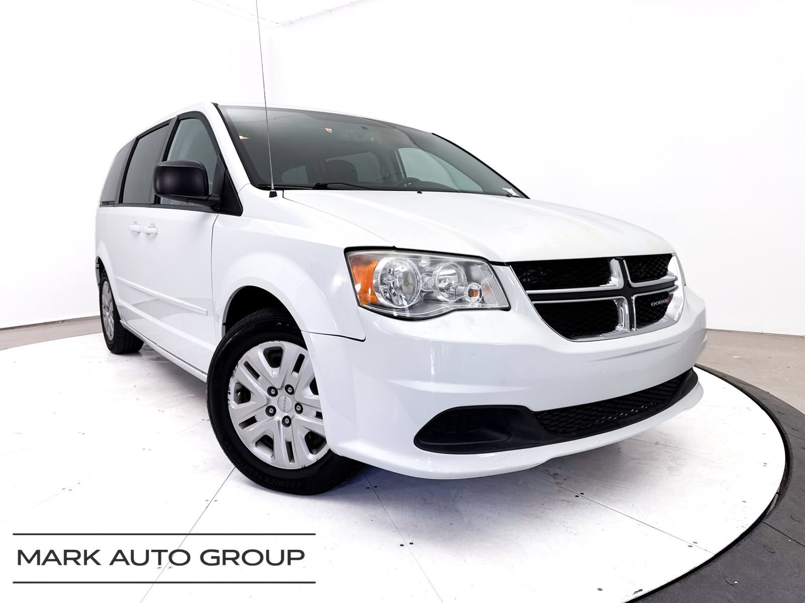Used 2017 Dodge Grand Caravan SE w/ UConnect Hands-Free Group