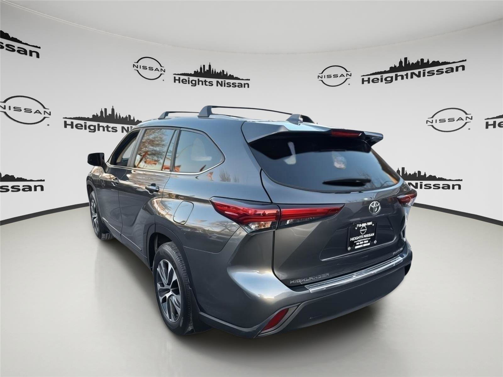 Used 2023 Toyota Highlander XLE image 2