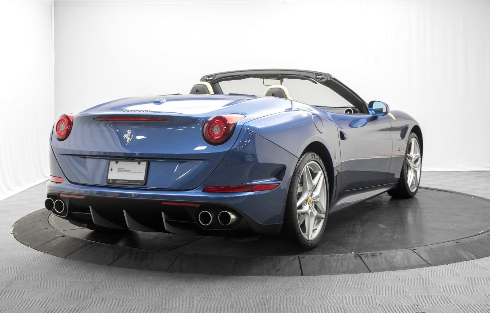 Used 2016 Ferrari California T RWD image 3