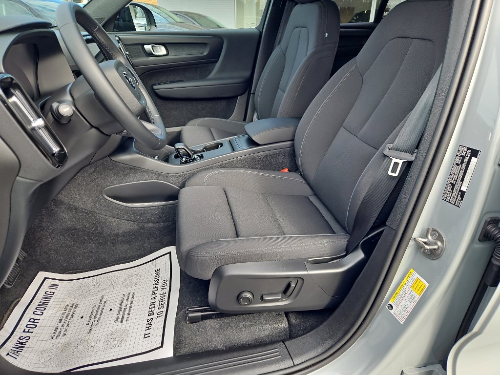 Used 2025 Volvo EX40 Core image 7