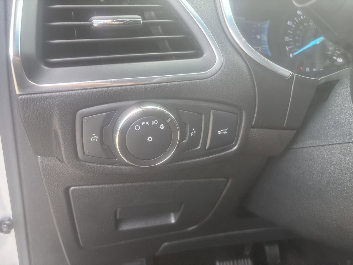 Used 2015 Ford Edge Titanium image 12