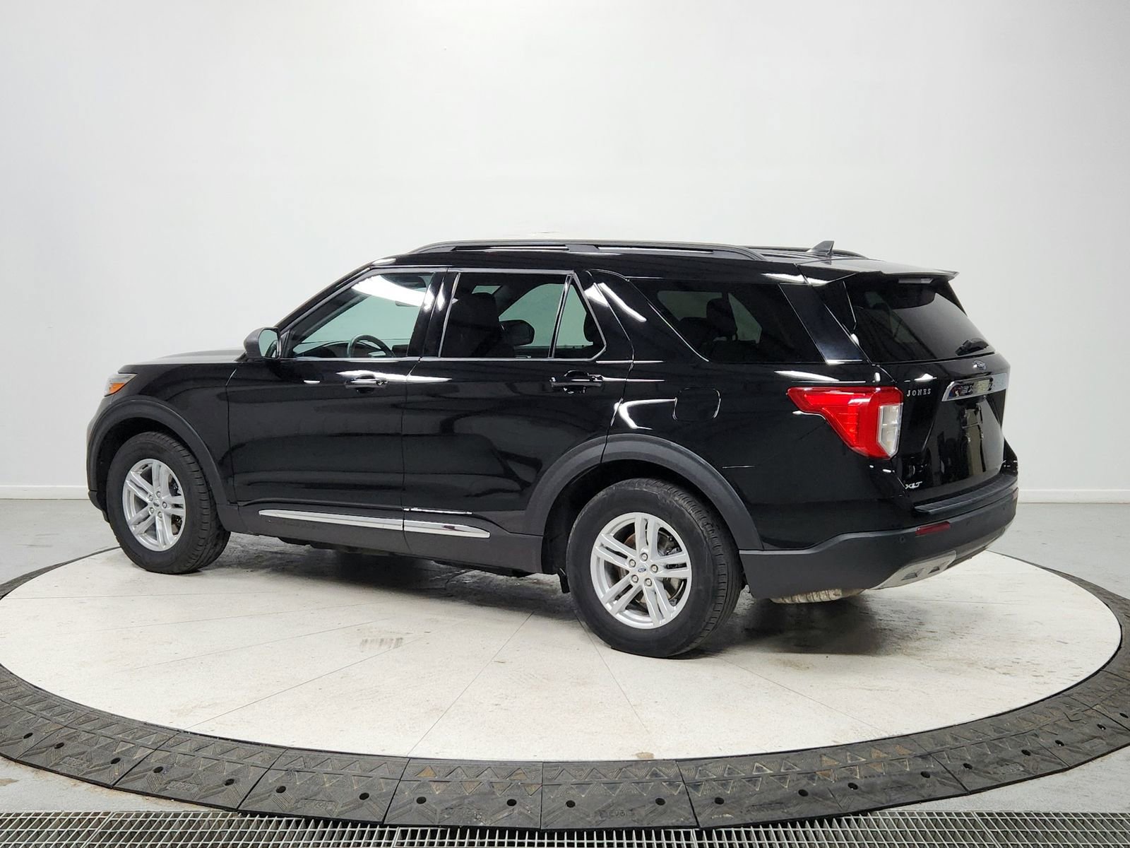 Used 2024 Ford Explorer XLT w/ Equipment Group 202A image 5