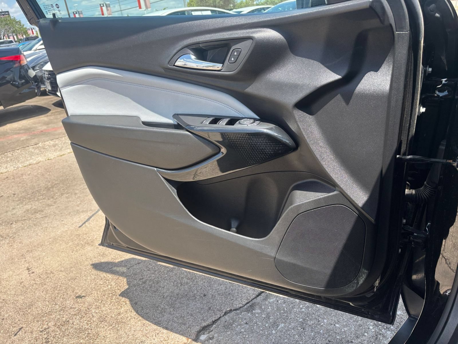 Used 2025 Chevrolet Trax LT FWD image 18