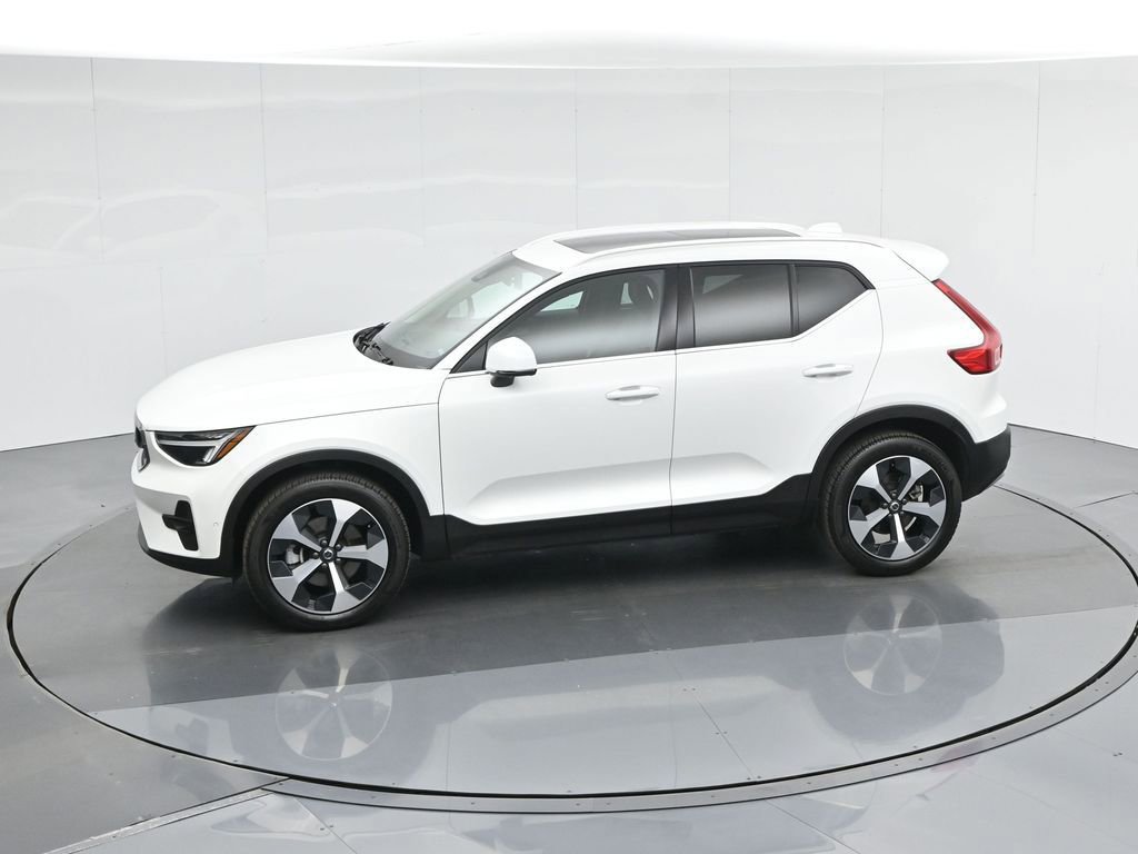Used 2025 Volvo XC40 B5 Plus image 49
