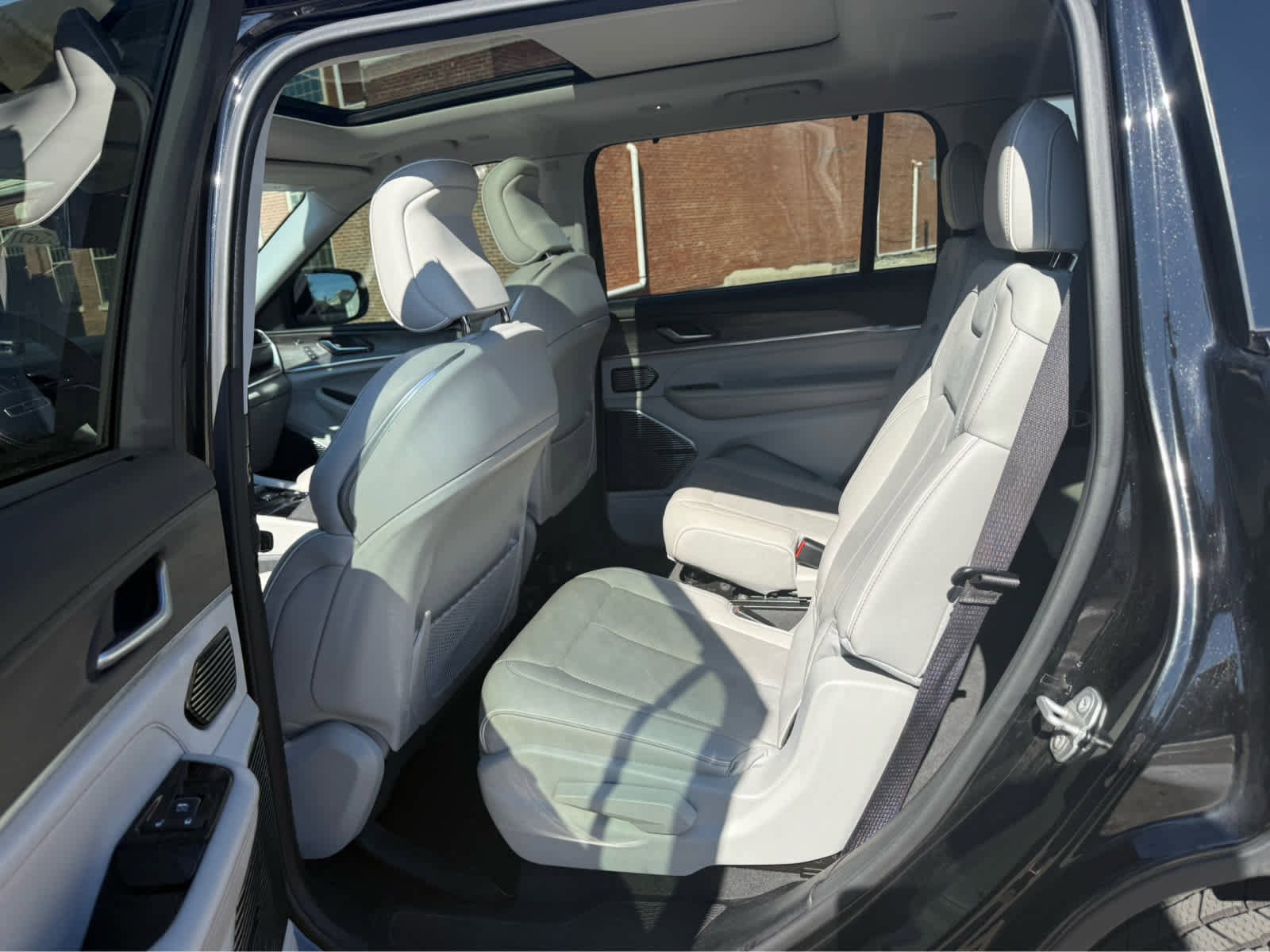 Used 2021 Jeep Grand Cherokee L Overland w/ Luxury Tech Group IV AWD/4WD image 11