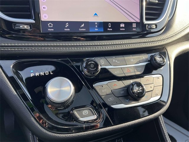 Used 2025 Chrysler Pacifica Limited image 19