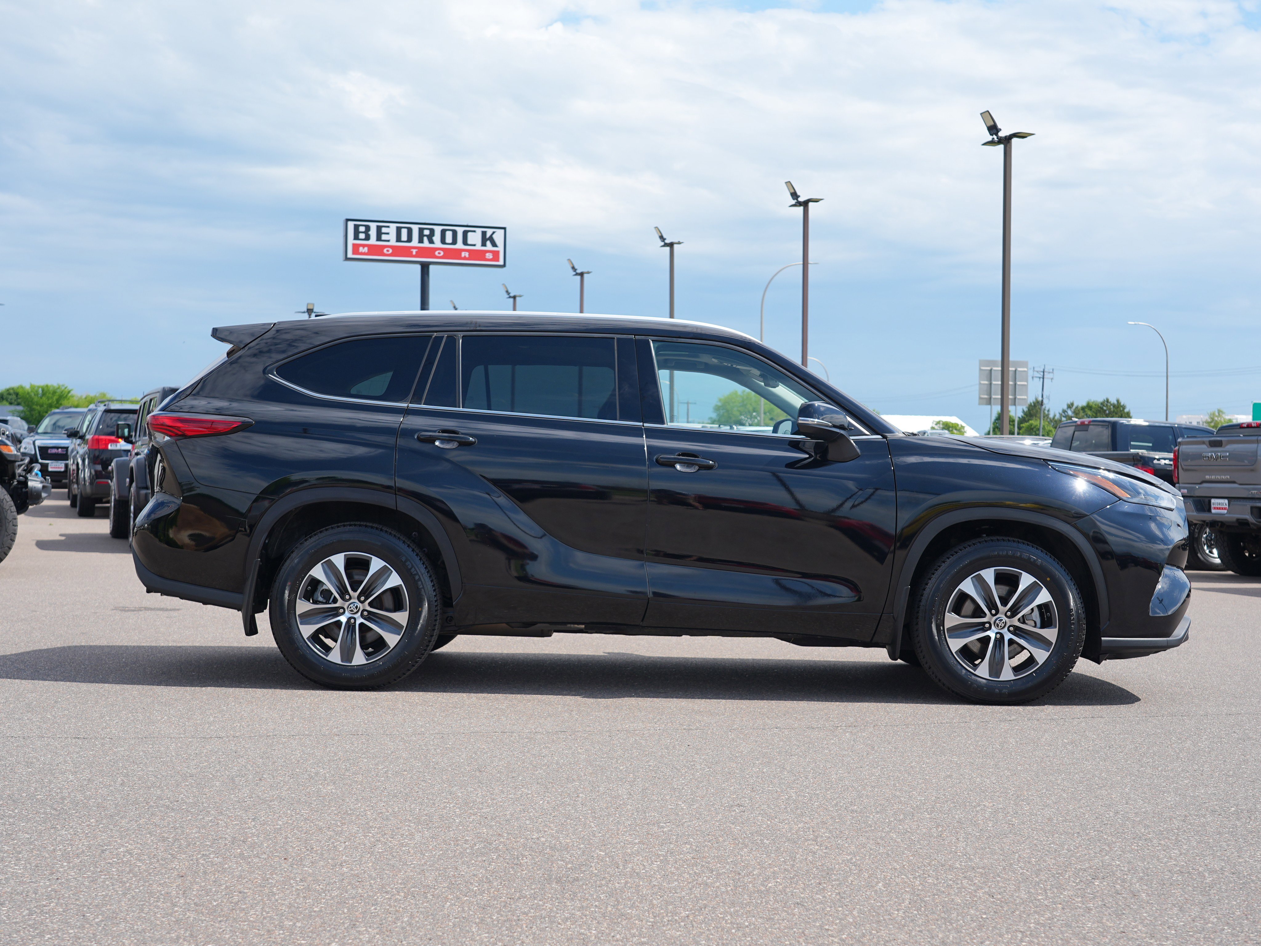 Used 2022 Toyota Highlander XLE AWD/4WD image 2