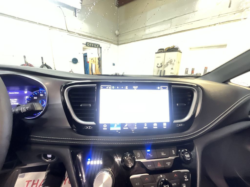 Used 2025 Chrysler Pacifica Limited FWD image 16