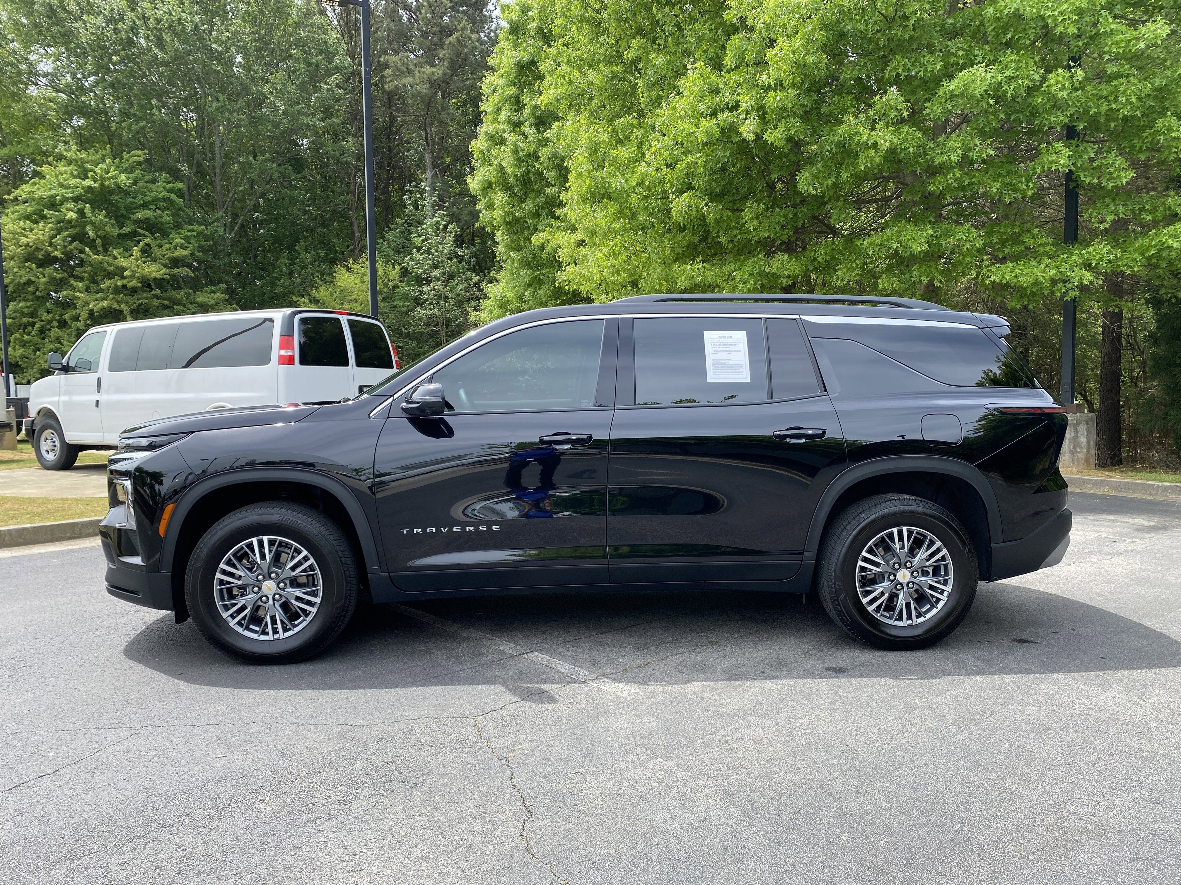 Used 2025 Chevrolet Traverse LT w/ Driver Confidence Package image 6
