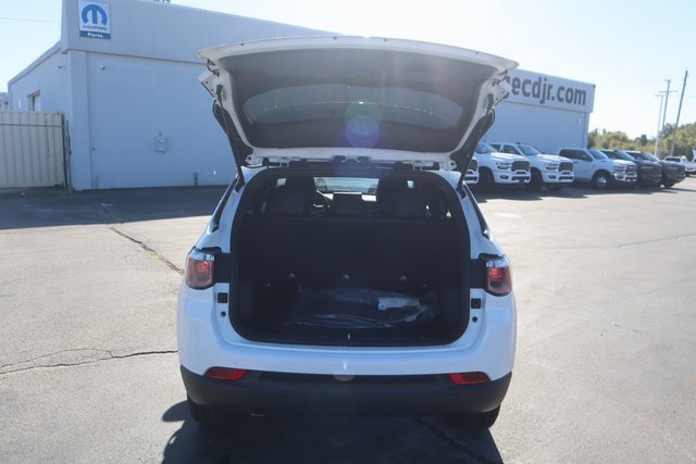 New 2026 Jeep Compass Latitude image 22