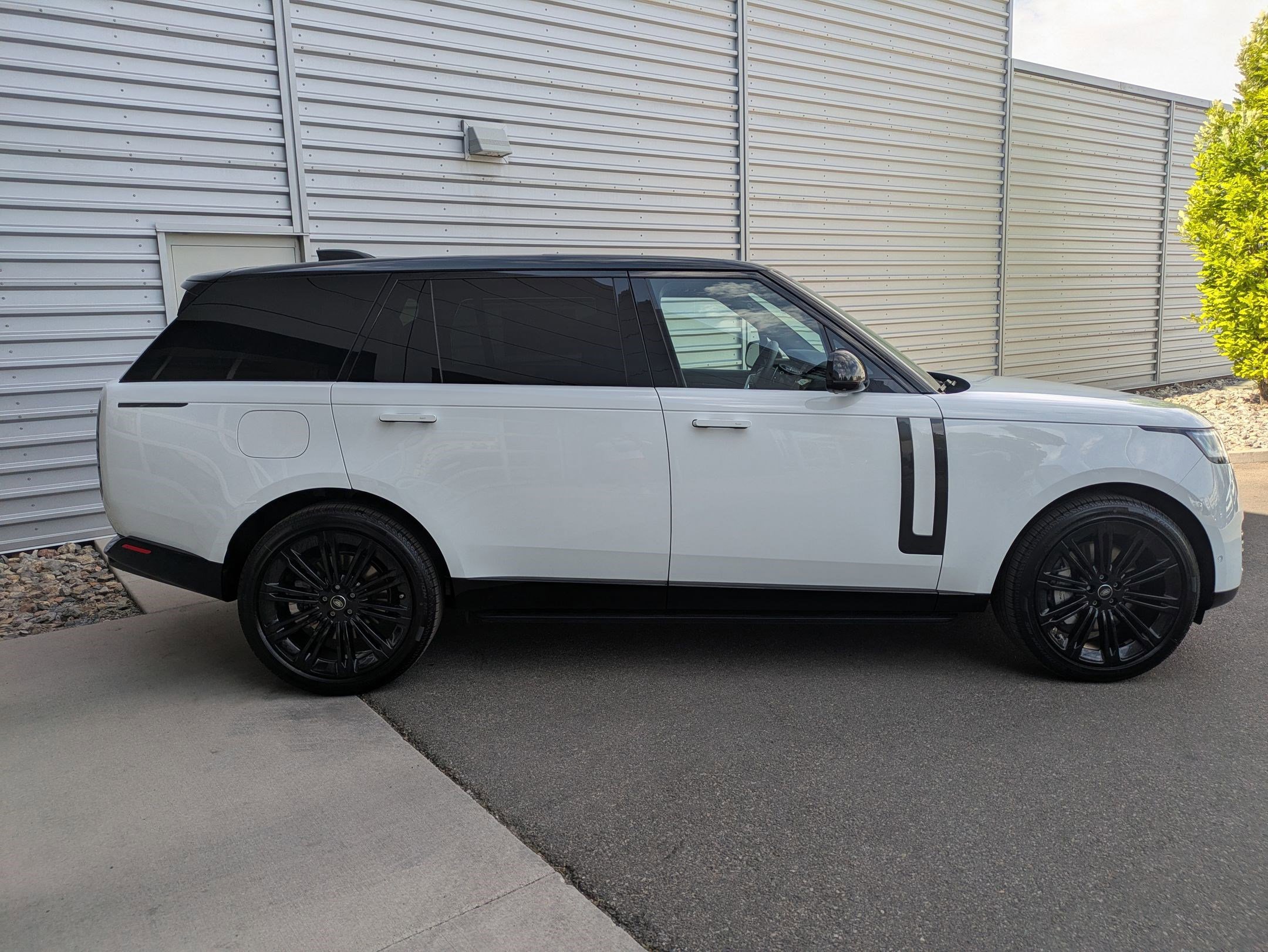 New 2025 Land Rover Range Rover Long Wheelbase SE image 6