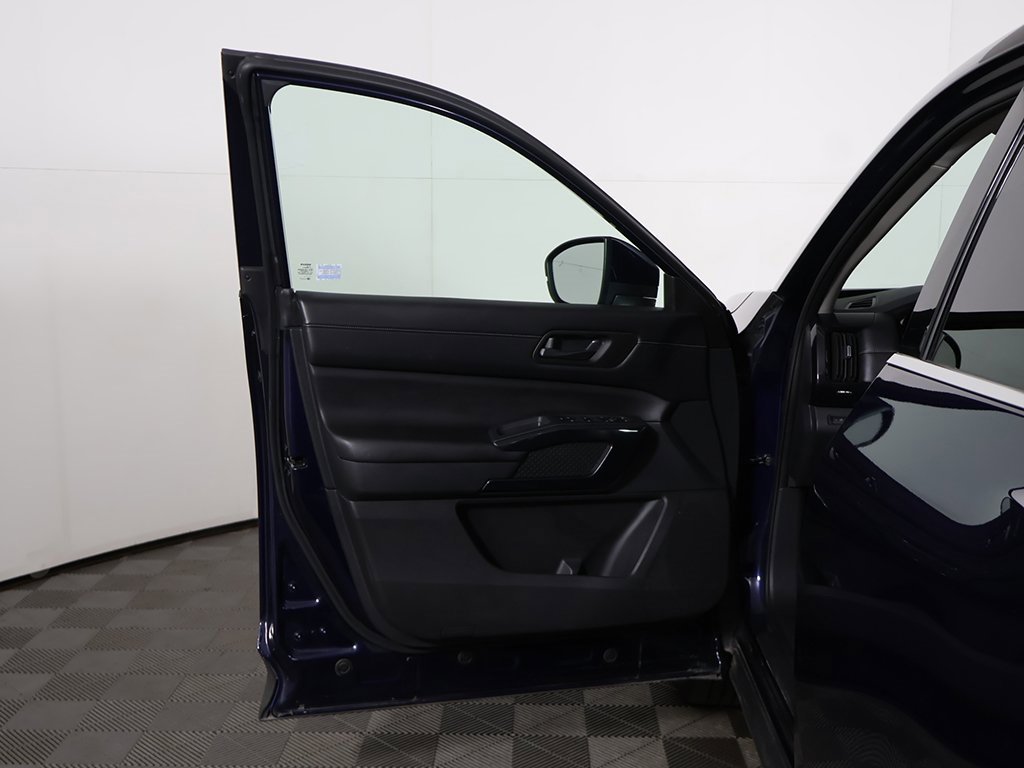 Used 2024 Nissan Pathfinder SV image 19