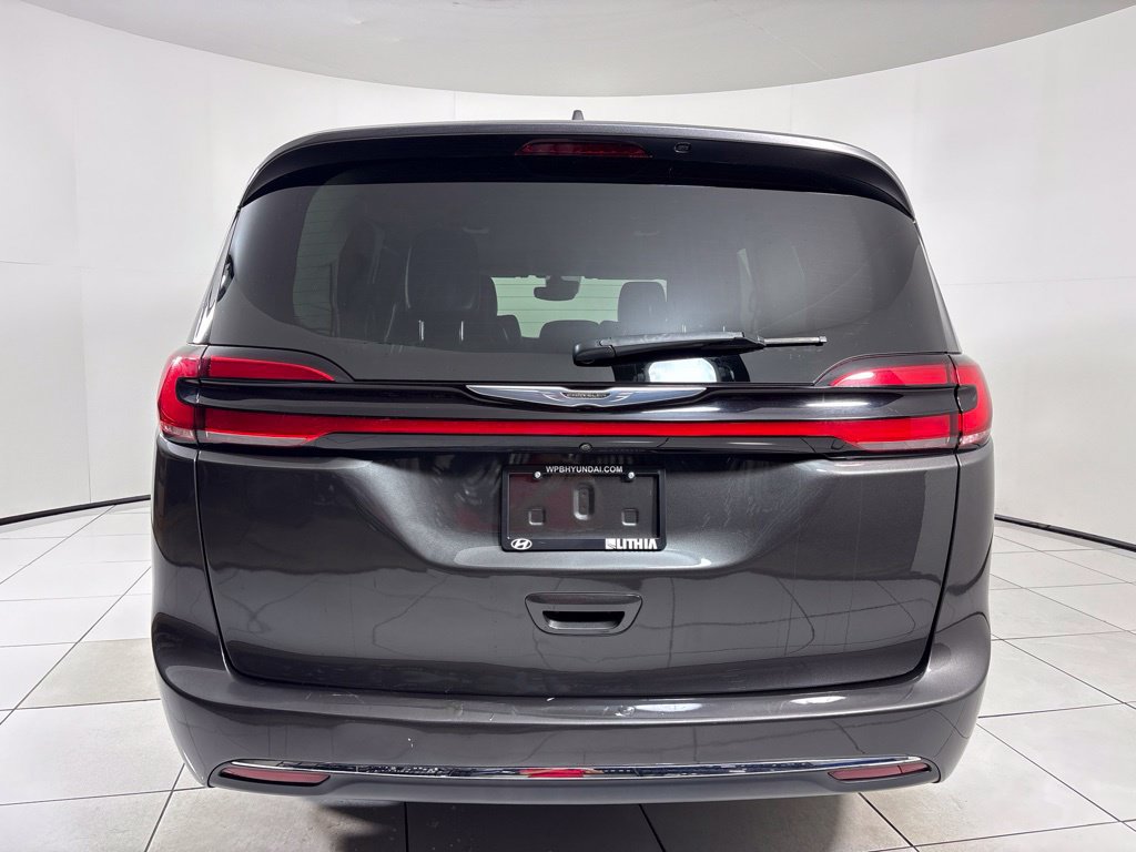 Used 2022 Chrysler Pacifica Touring-L FWD image 4