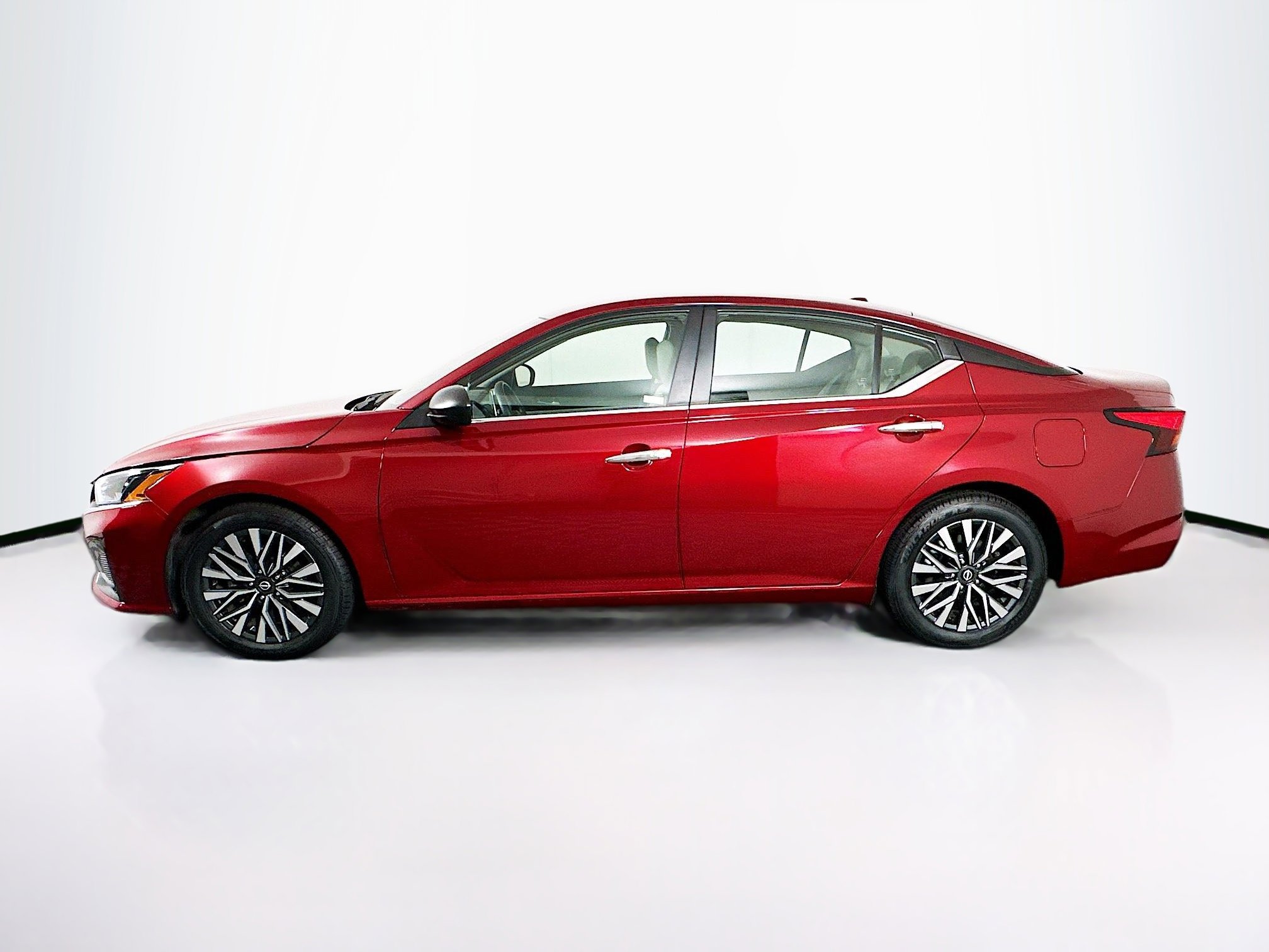 Used 2024 Nissan Altima 2.5 SV image 4