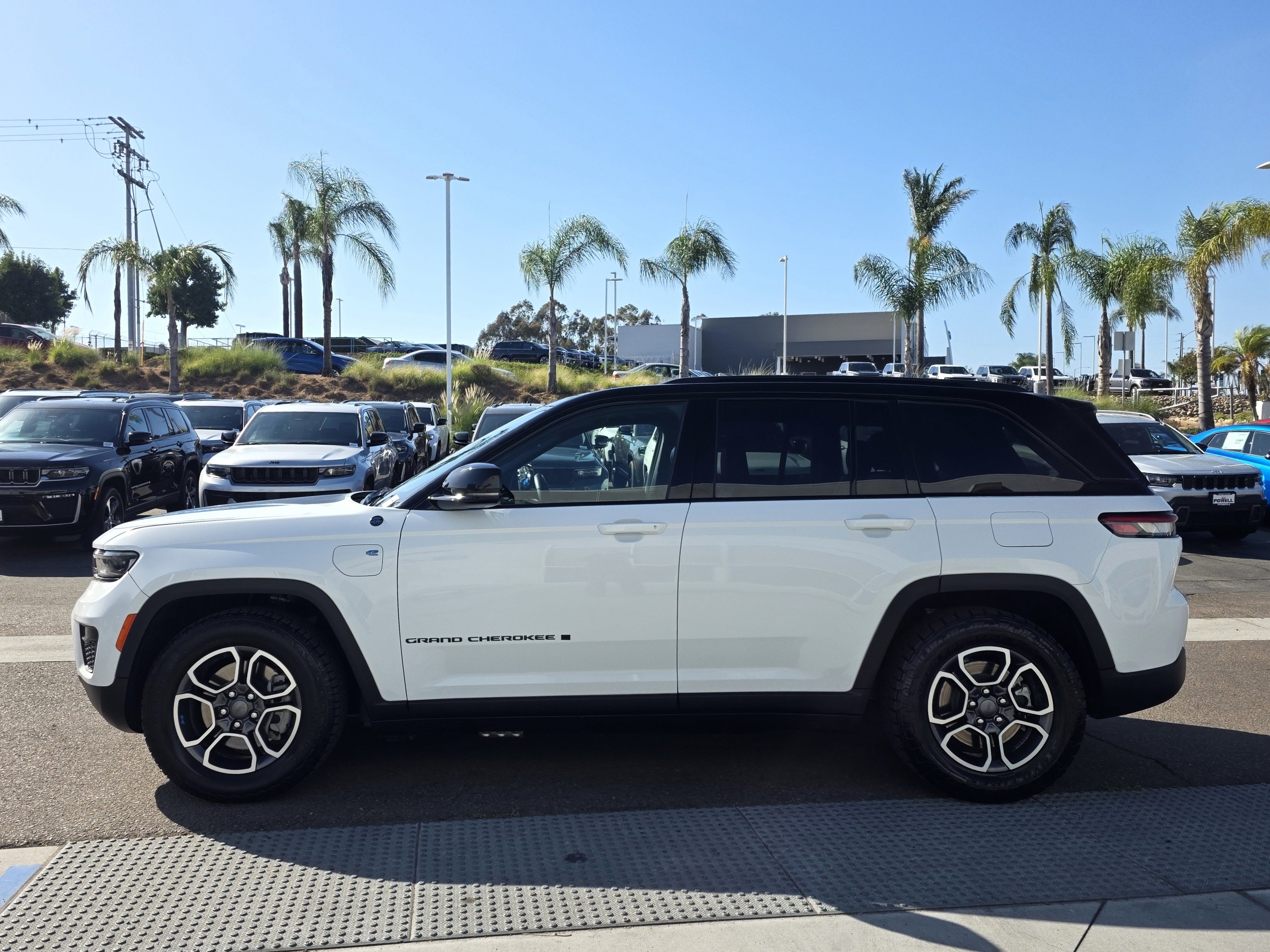 Certified 2022 Jeep Grand Cherokee Trailhawk AWD/4WD image 2
