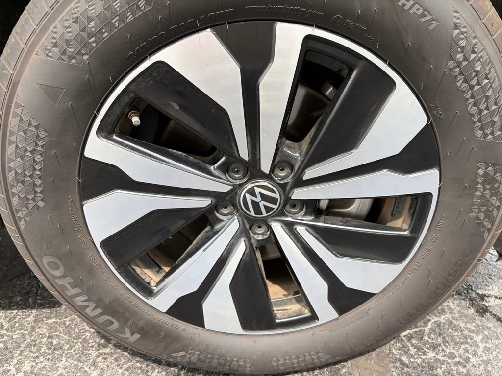 Certified 2024 Volkswagen Atlas Cross Sport SE FWD image 30