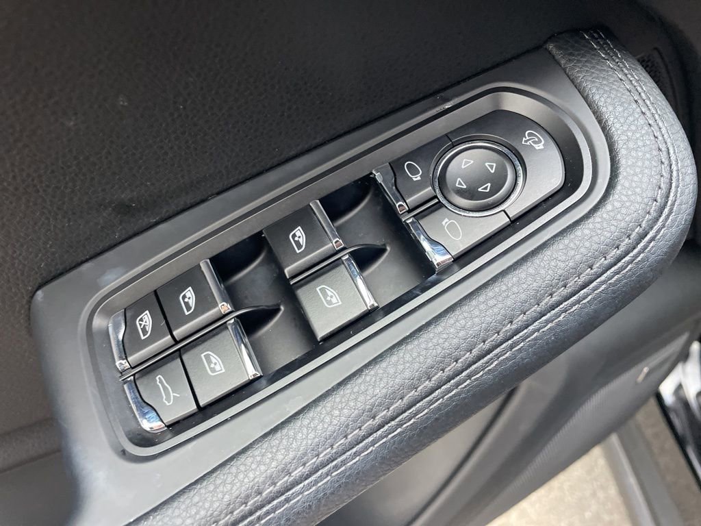 Certified 2025 Porsche Macan image 21