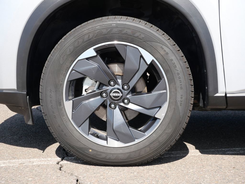 Used 2025 Nissan Rogue SV FWD image 11
