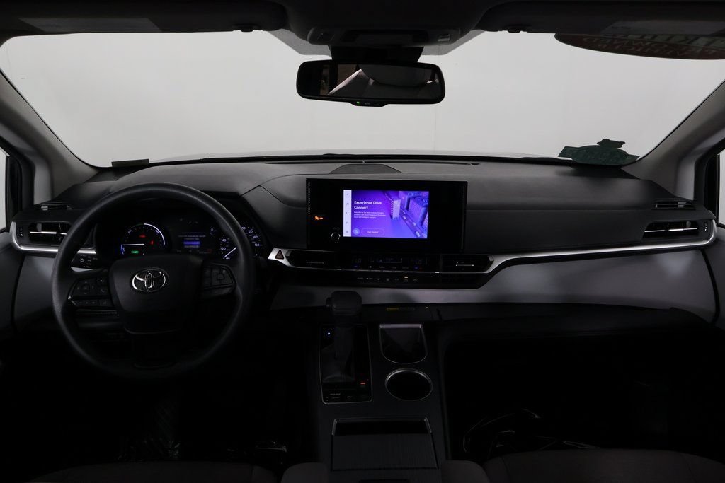Used 2026 Toyota Sienna LE FWD image 8