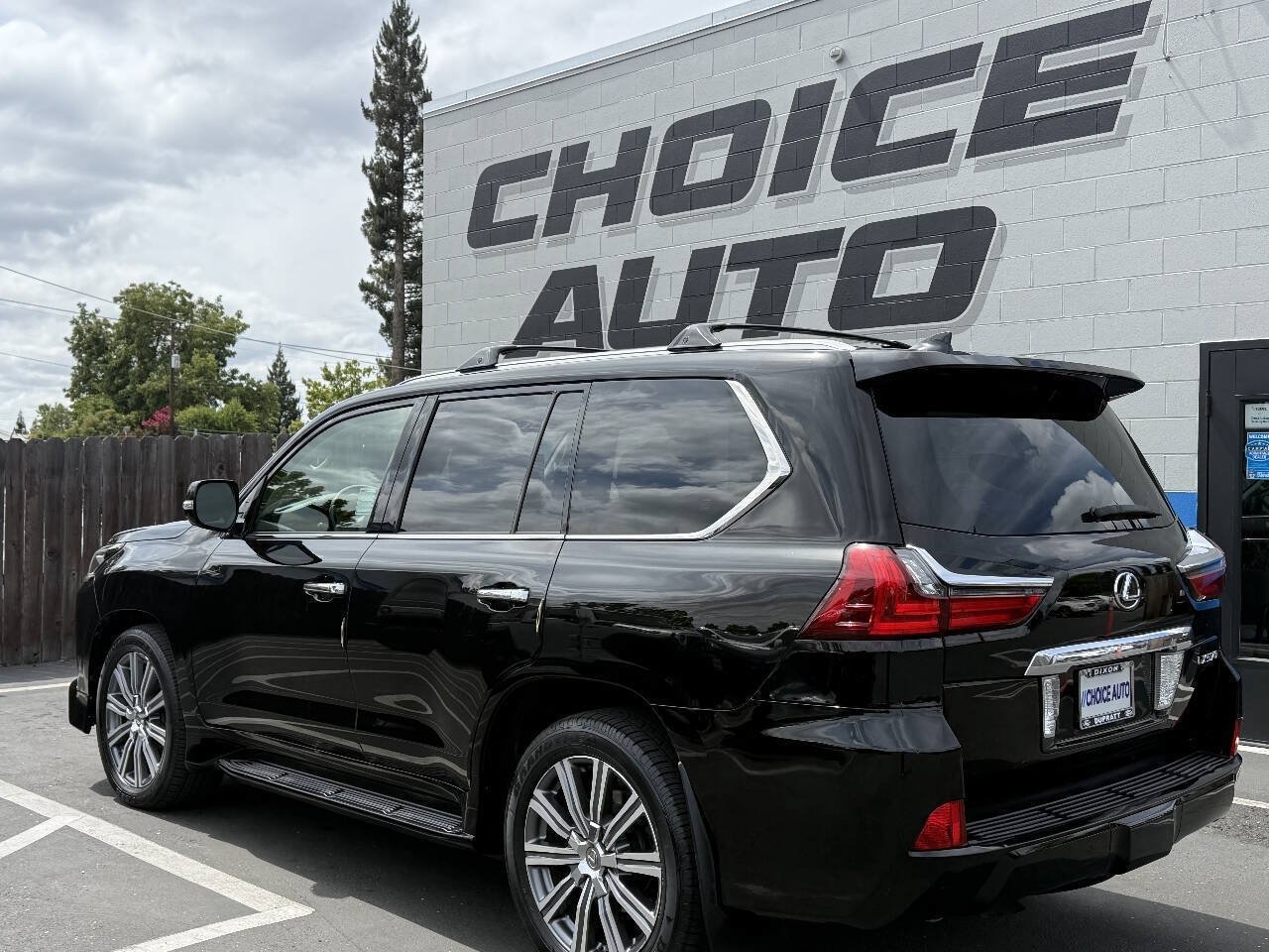 Used 2017 Lexus LX 570 4WD w/ Luxury Package image 32