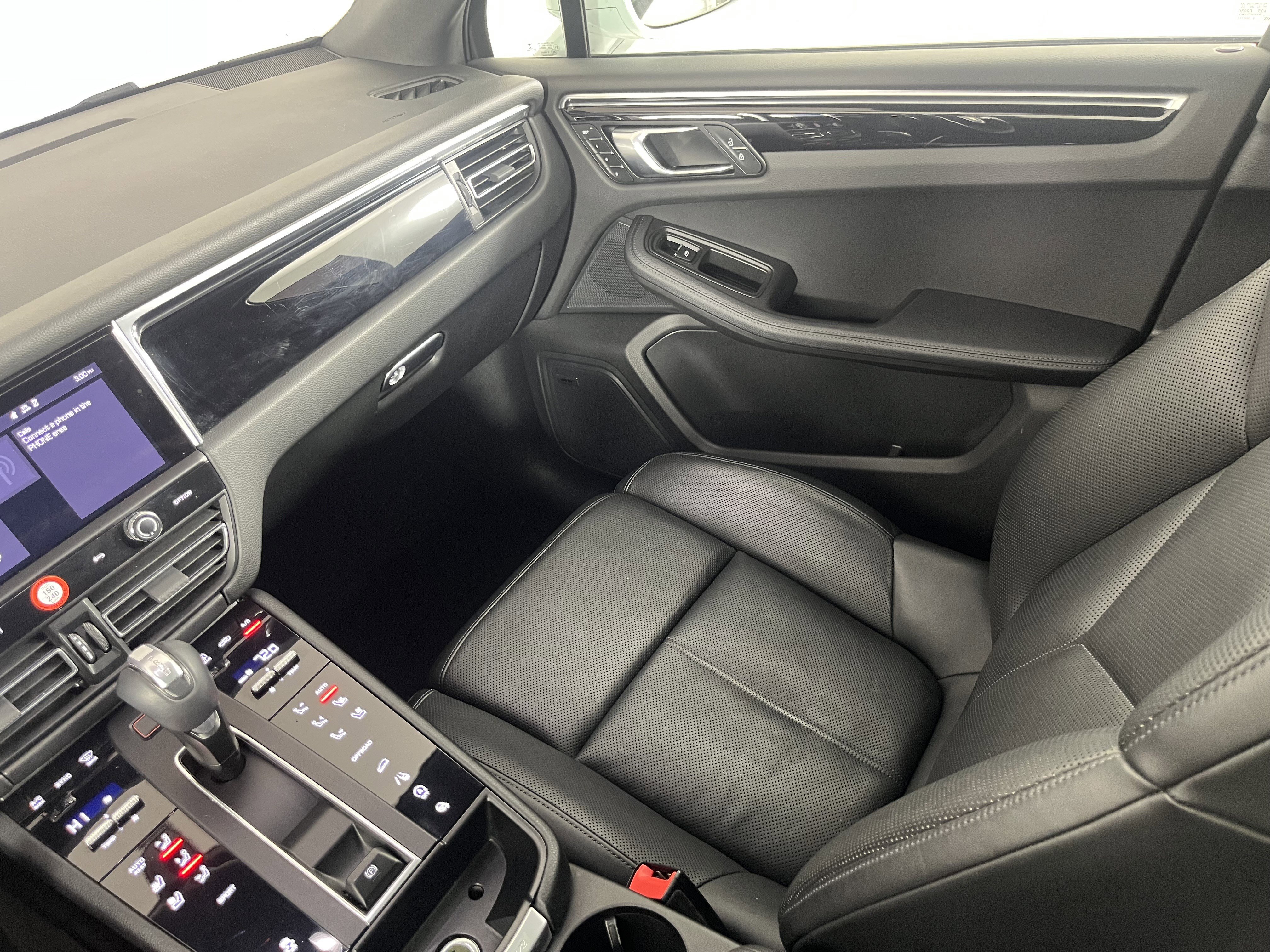 Used 2022 Porsche Macan w/ Premium Package Plus image 11