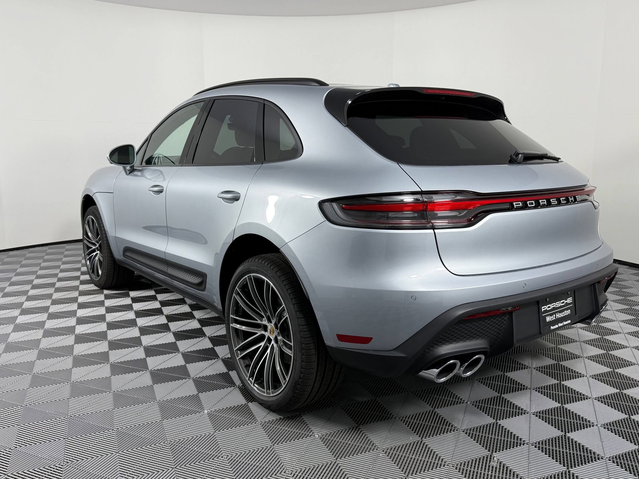 Certified 2026 Porsche Macan AWD/4WD image 3