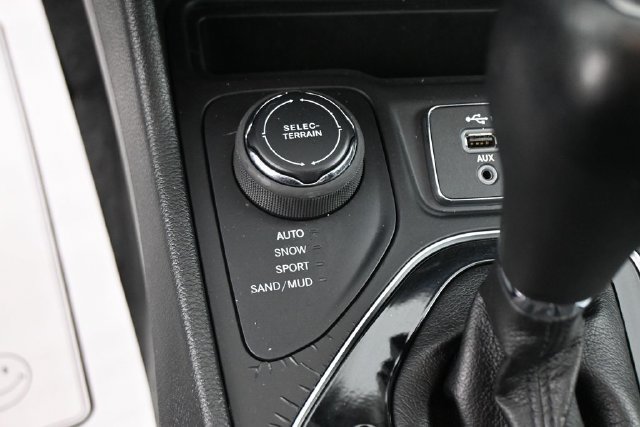 Used 2022 Jeep Cherokee Limited AWD/4WD image 31