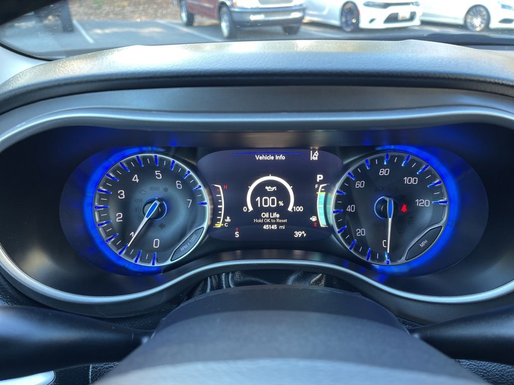 Used 2024 Chrysler Pacifica Touring-L image 9