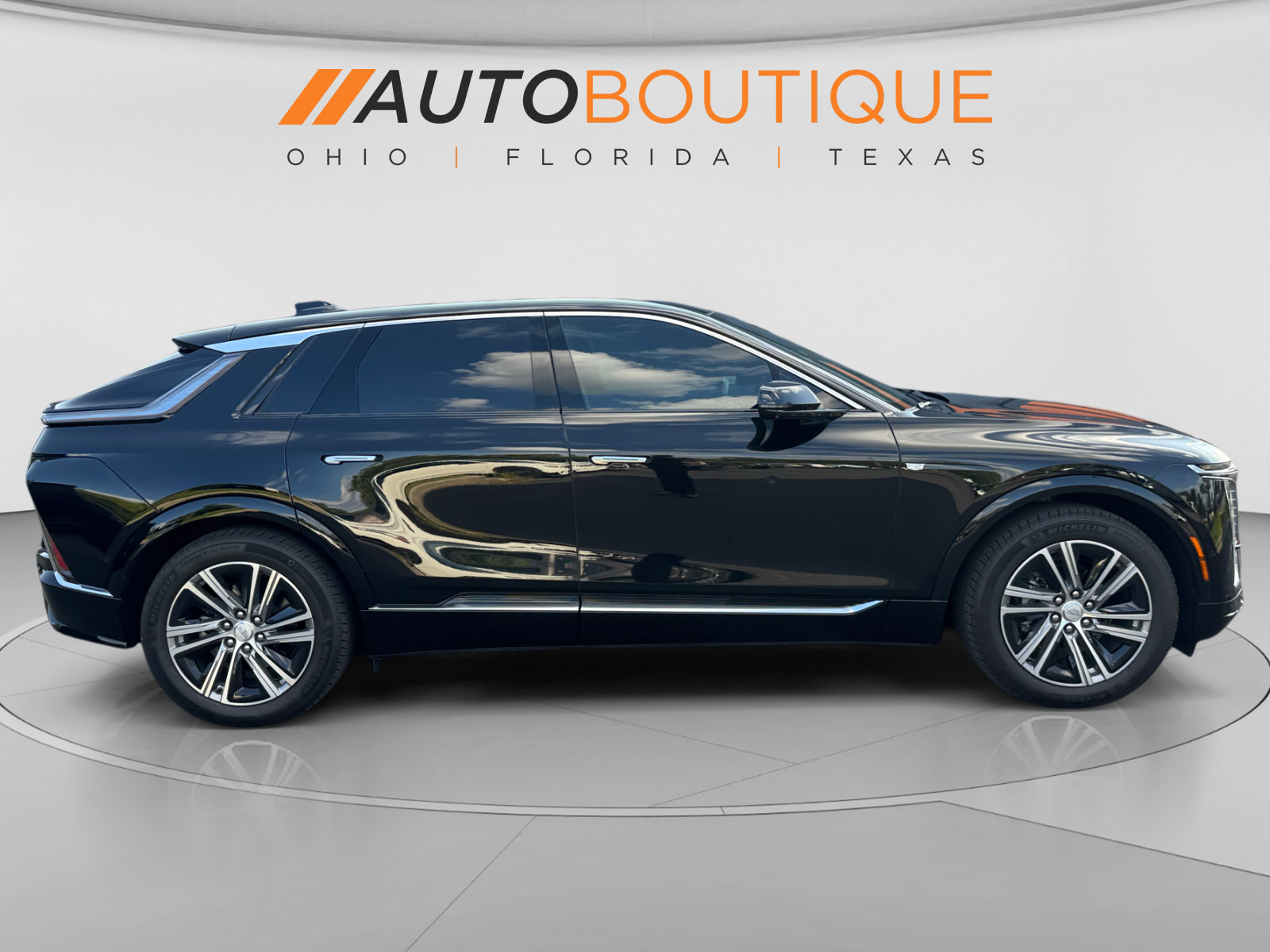 Used 2024 Cadillac Lyriq Luxury AWD/4WD image 6