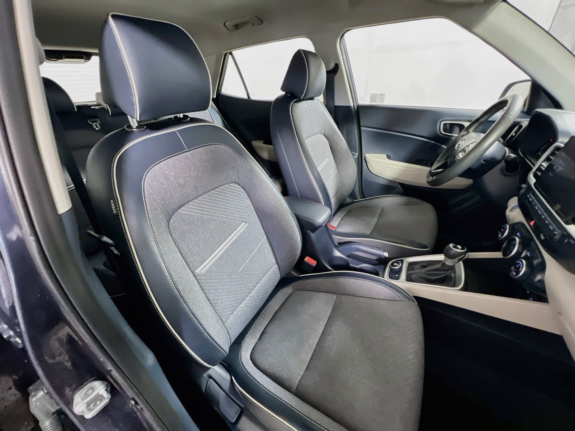 Used 2024 Hyundai Venue Limited FWD image 29