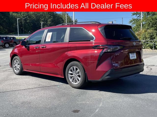 Used 2025 Toyota Sienna XLE FWD image 3