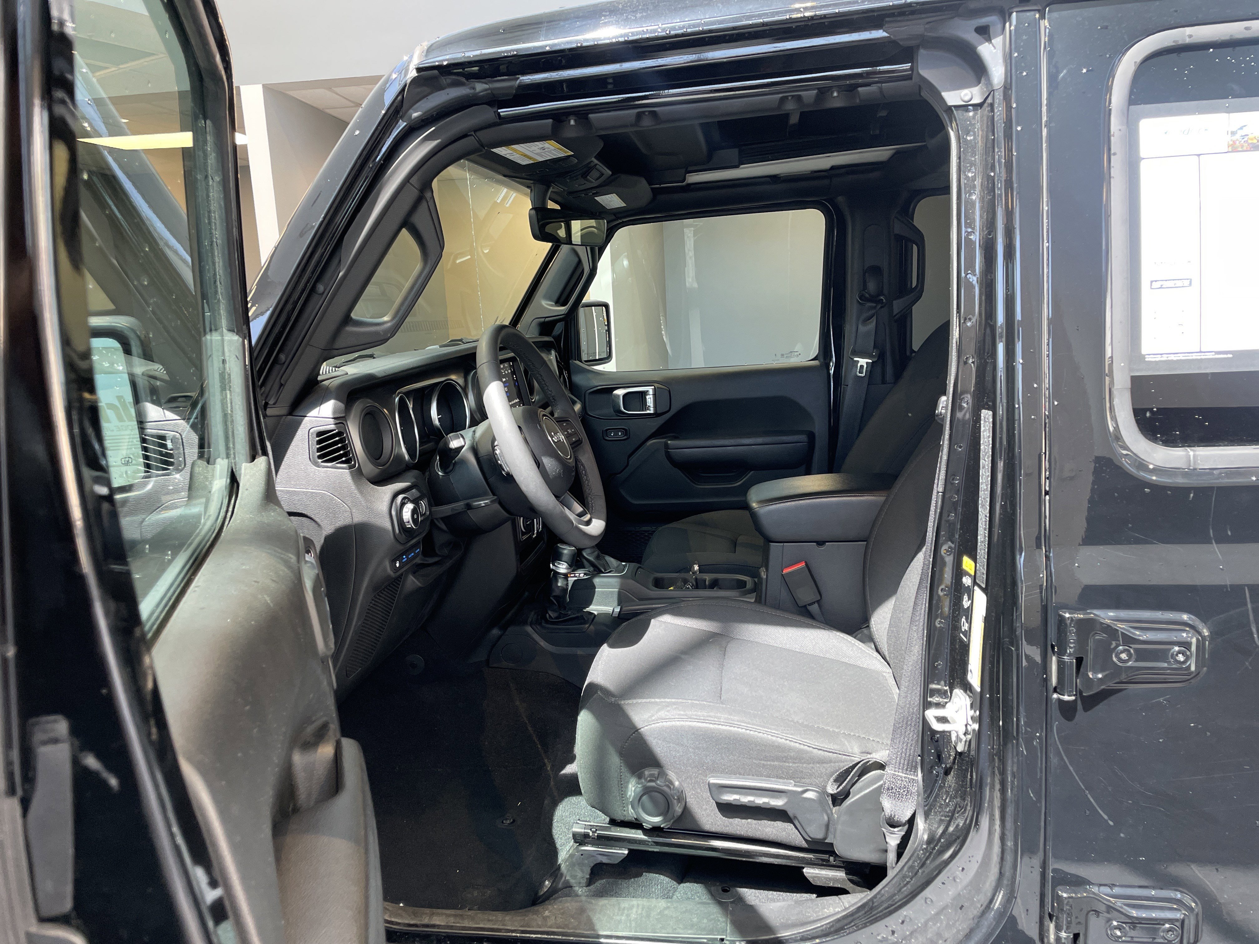 Used 2023 Jeep Wrangler Unlimited w/ Sun & Screen Package image 31