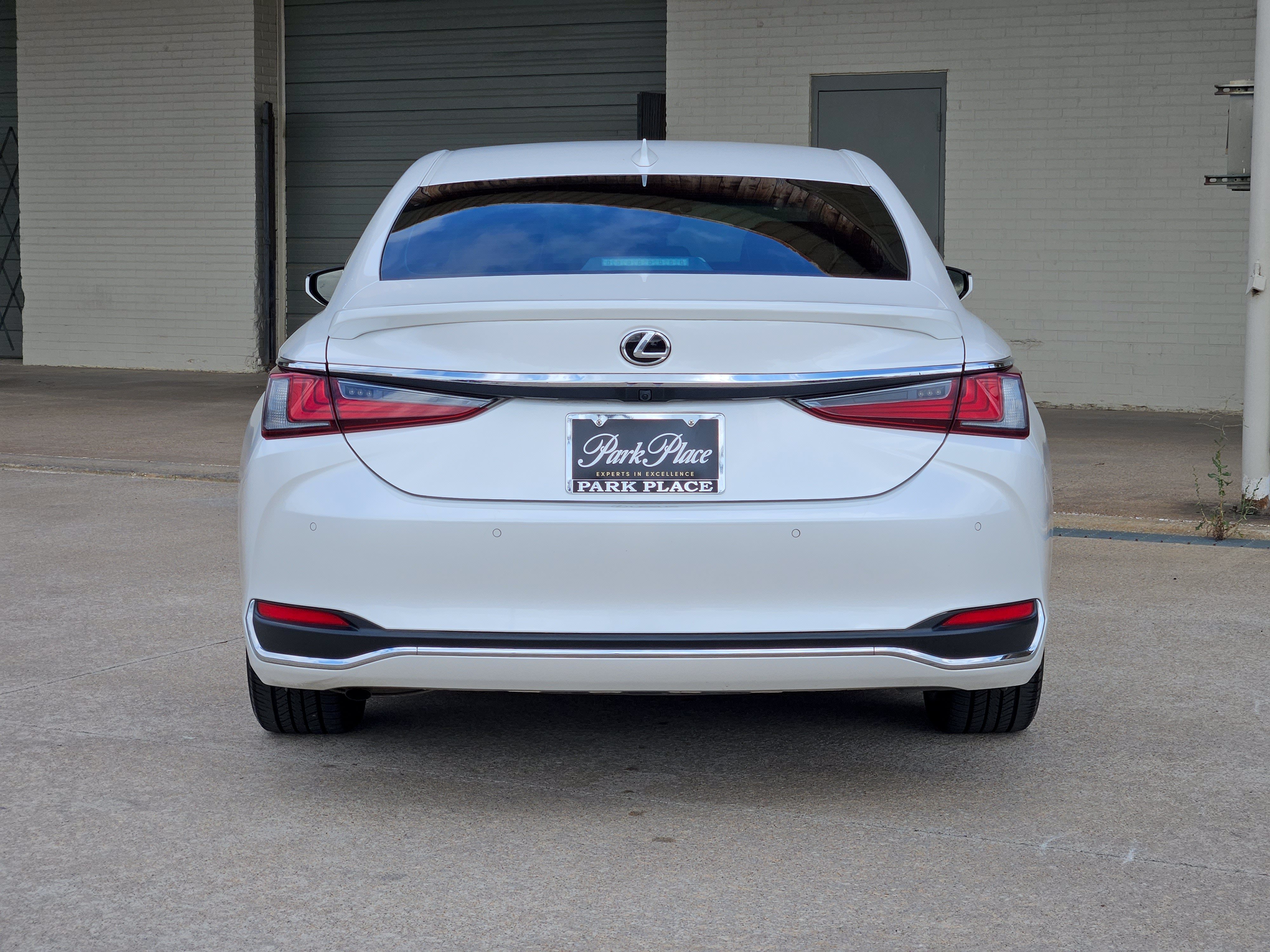 Used 2023 Lexus ES 300h Ultra Luxury w/ Accessory Package (Z2) FWD image 8