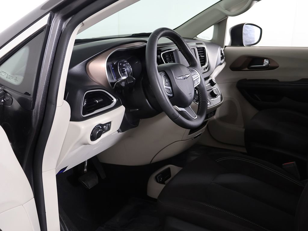 Used 2023 Chrysler Voyager LX image 20