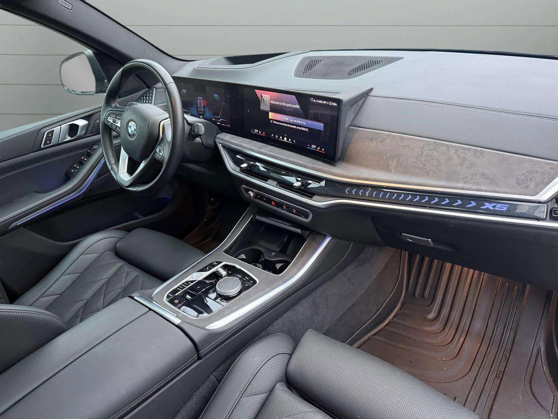 Used 2024 BMW X5 xDrive40i w/ M Sport Package image 2