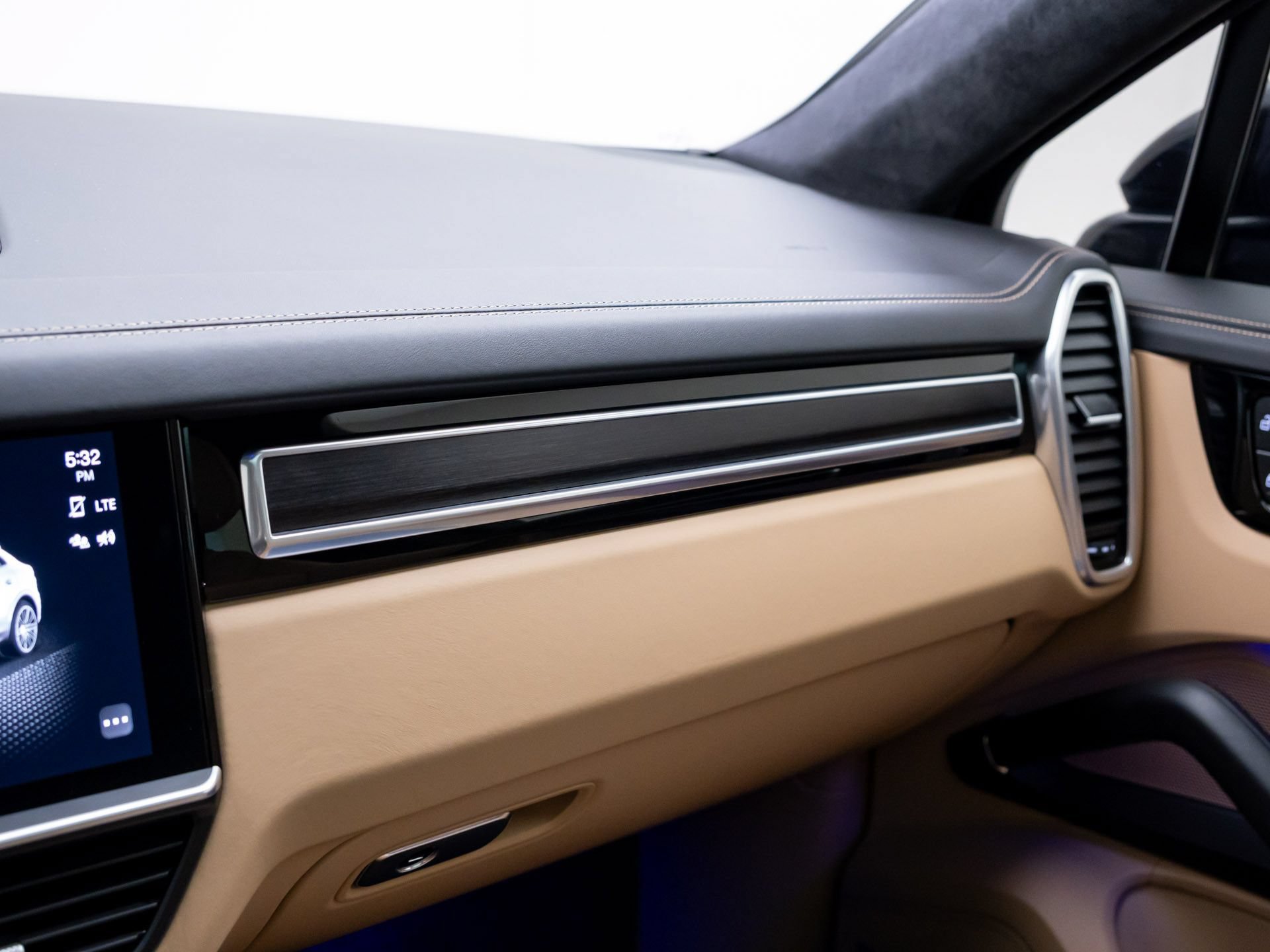 Certified 2023 Porsche Cayenne GTS AWD/4WD image 28