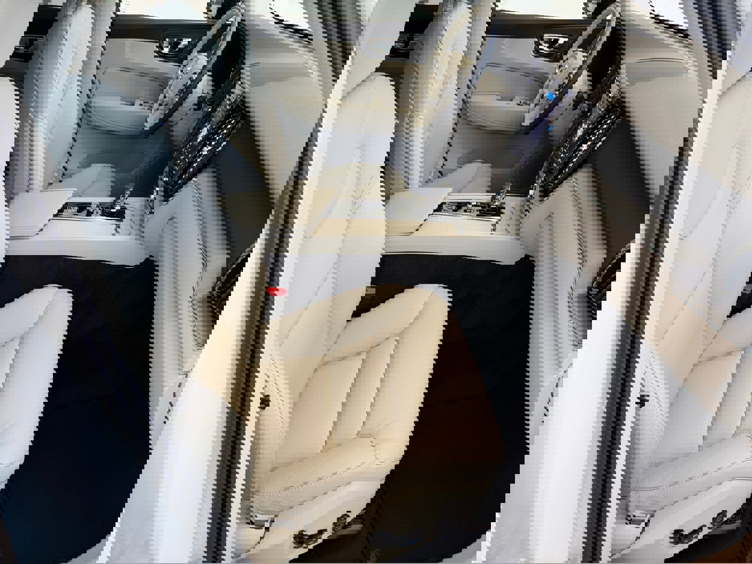 Certified 2025 Volvo XC60 B5 Core image 21