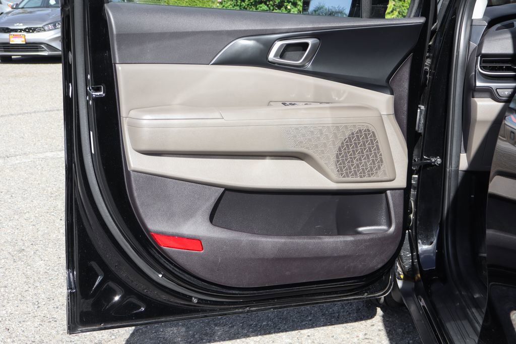 Used 2025 Kia Carnival image 16