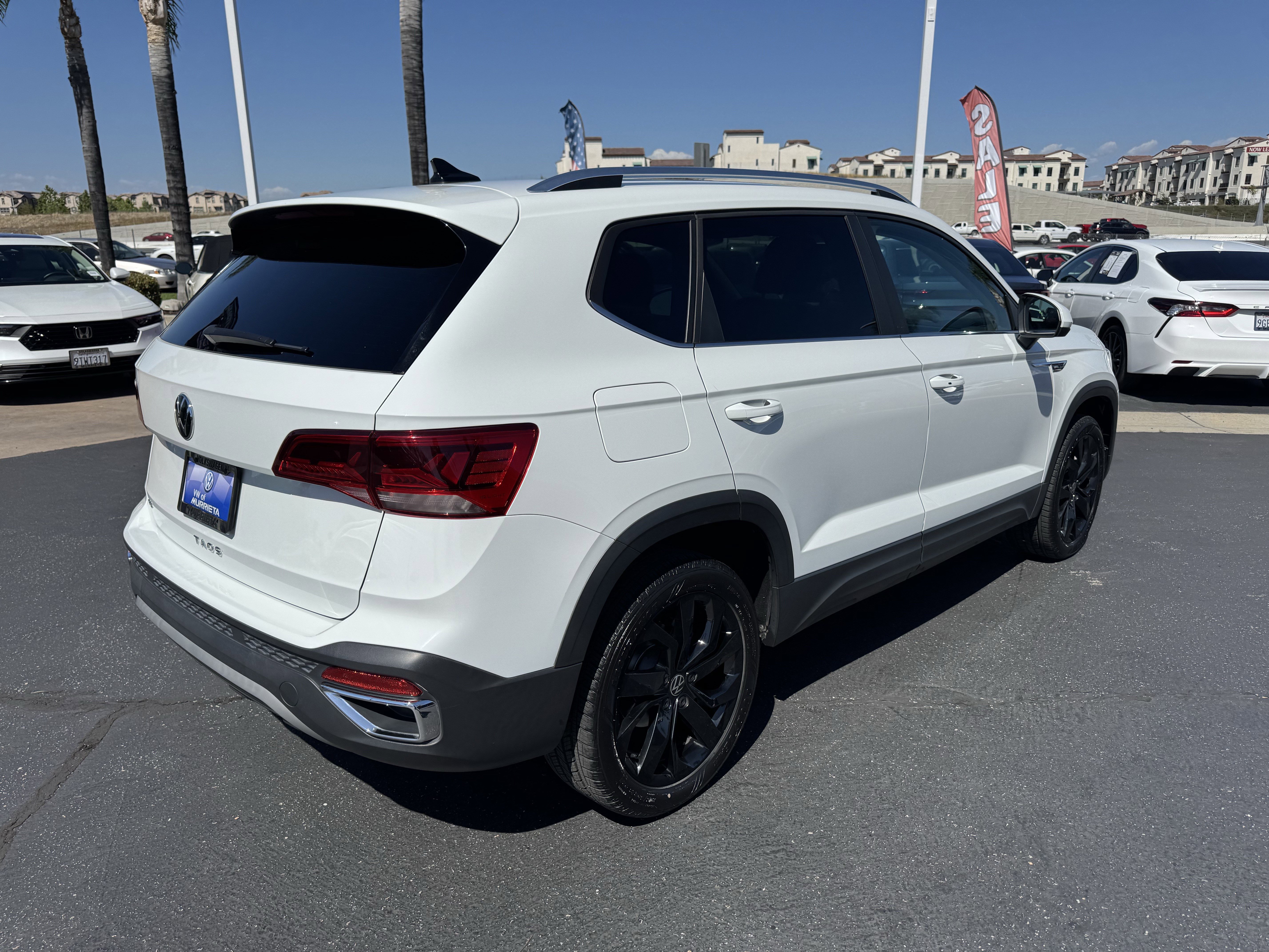 Used 2022 Volkswagen Taos SE w/ Panoramic Sunroof Package FWD image 10