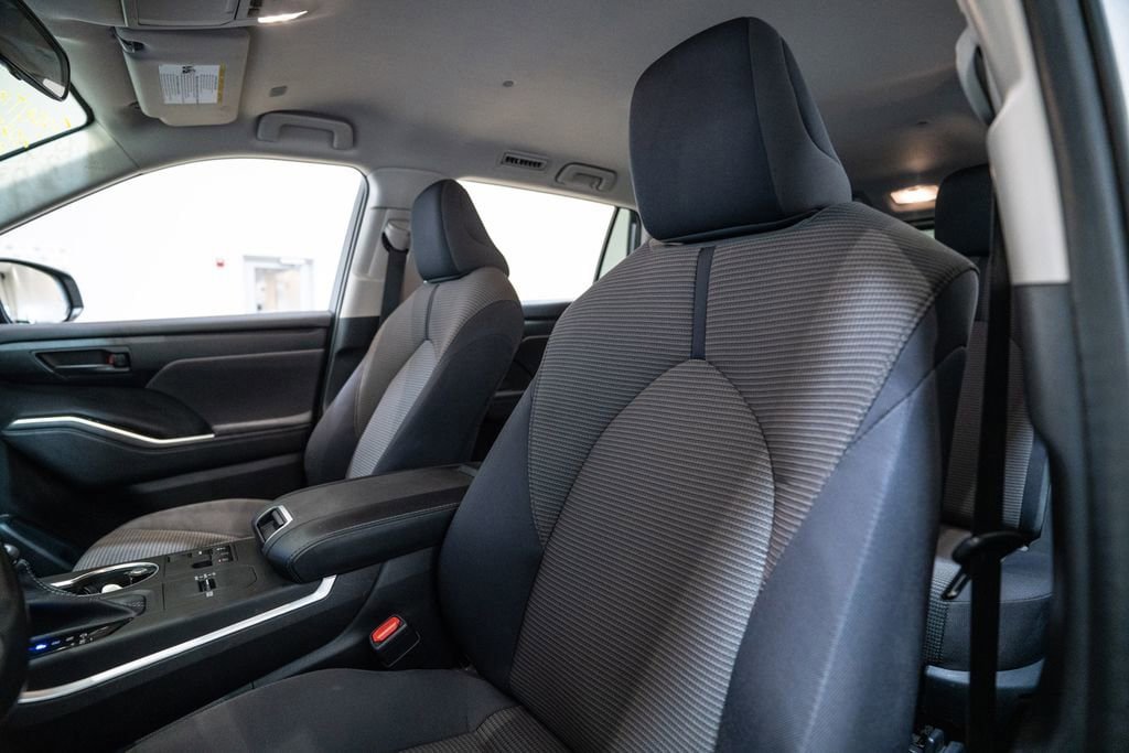 Used 2023 Toyota Highlander LE FWD image 6