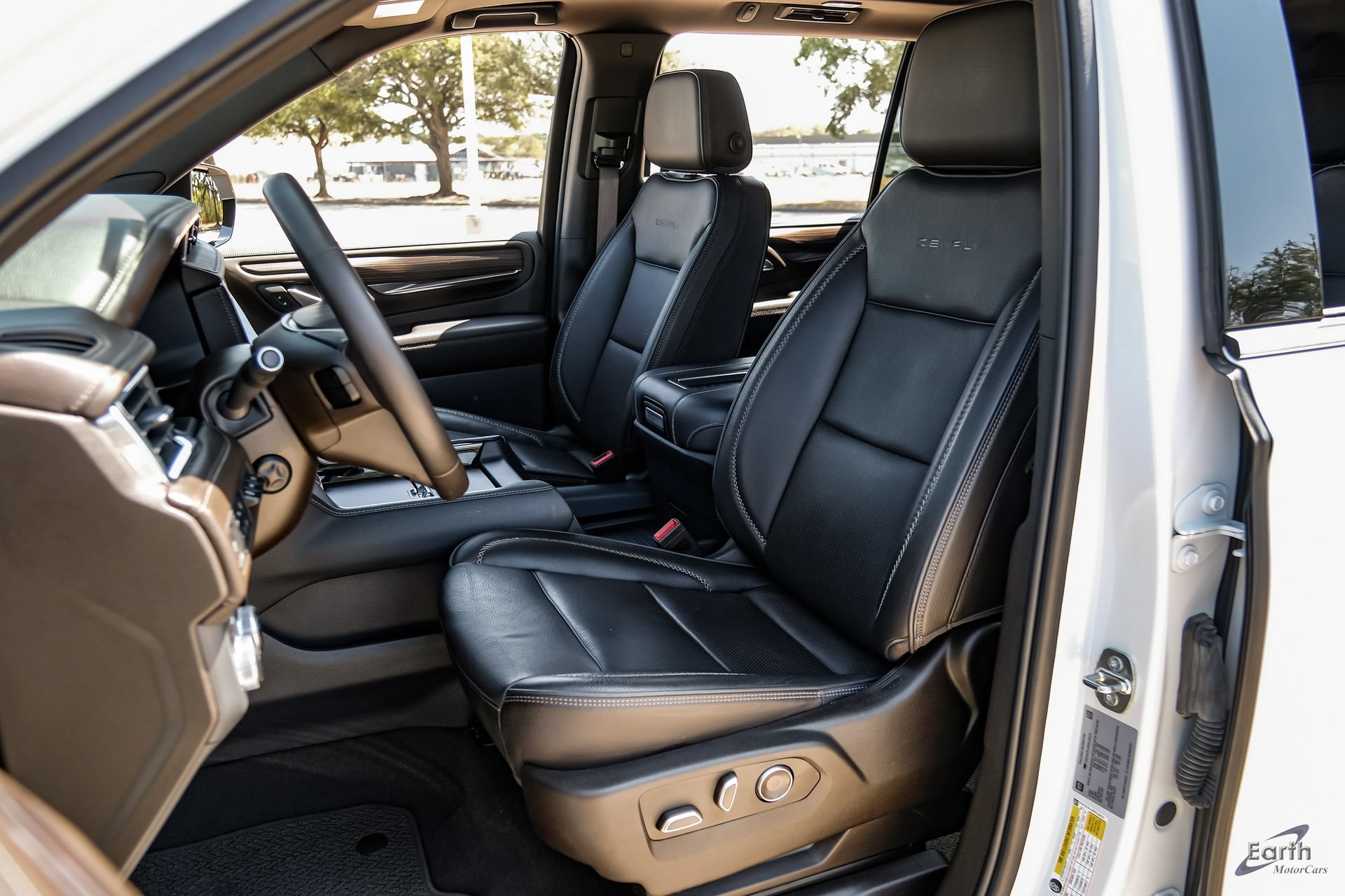 Used 2024 GMC Yukon XL Denali AWD/4WD image 37