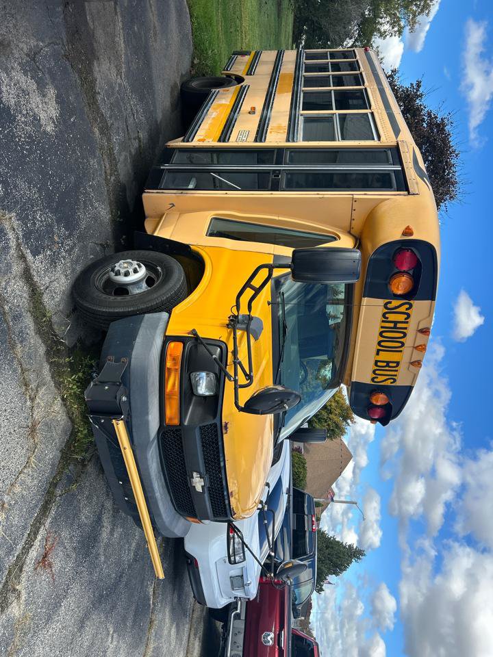 Used 2010 Chevrolet Express 3500 Extended RWD image 2