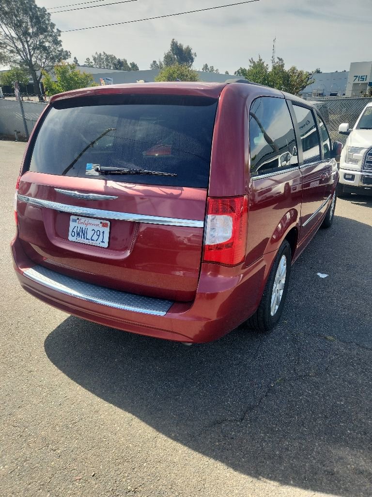 Used 2012 Chrysler Town & Country Touring w/ Entertainment Group #1 FWD image 13