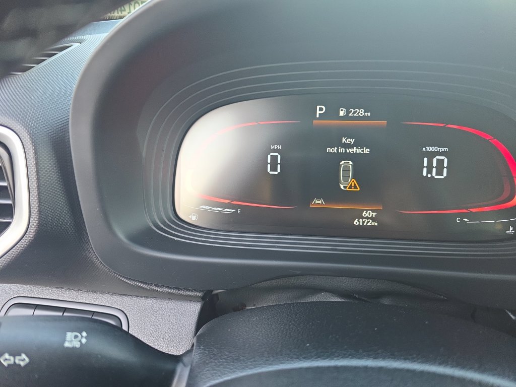 Used 2025 Hyundai Venue SEL FWD image 14
