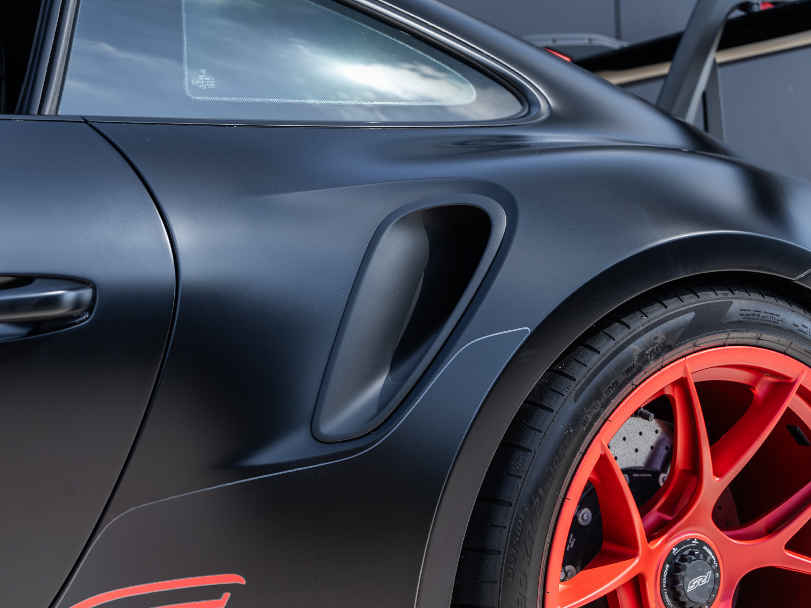 Certified 2025 Porsche 911 GT3 RS RWD image 24