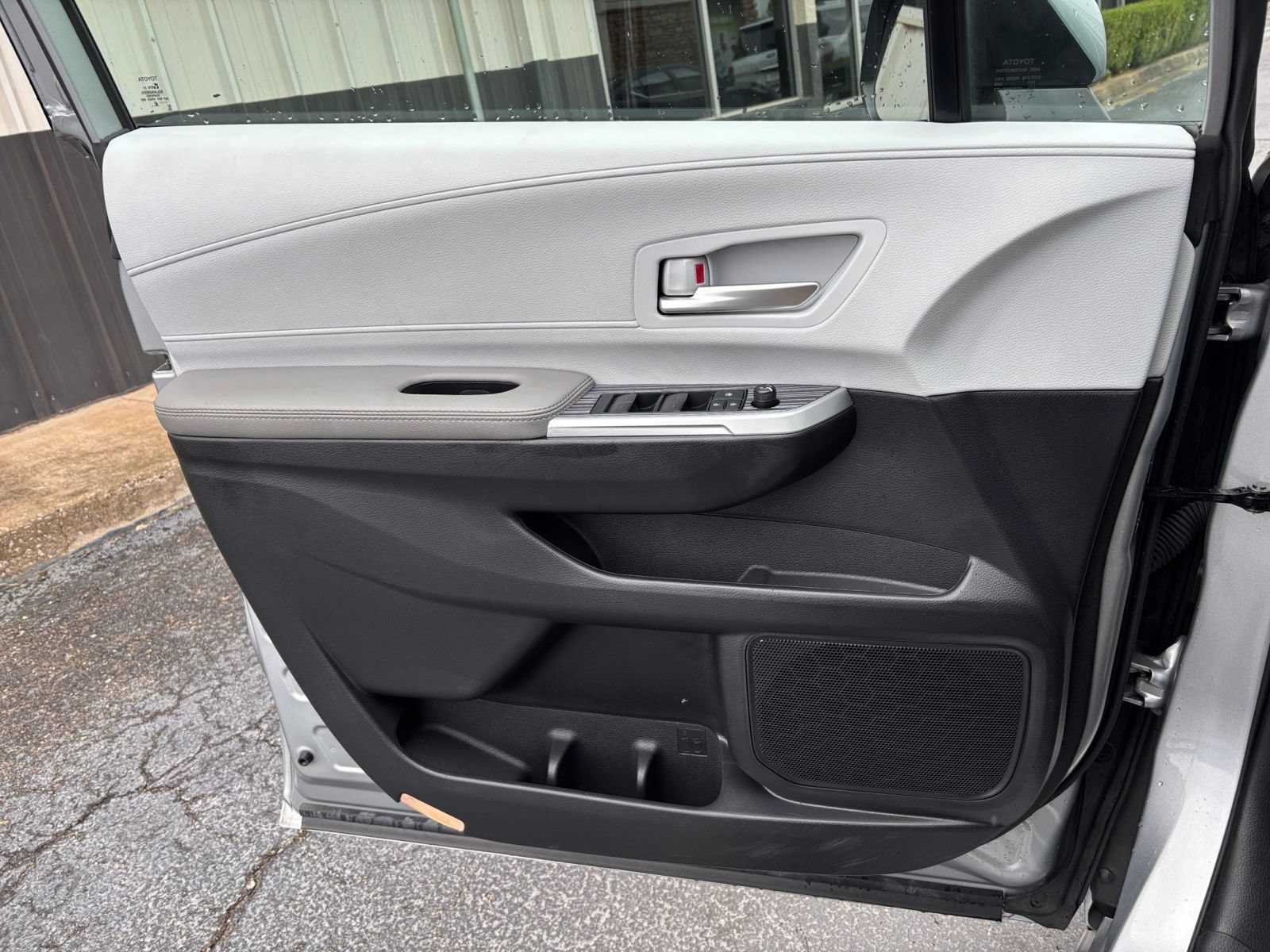 Used 2025 Toyota Sienna XLE FWD image 18
