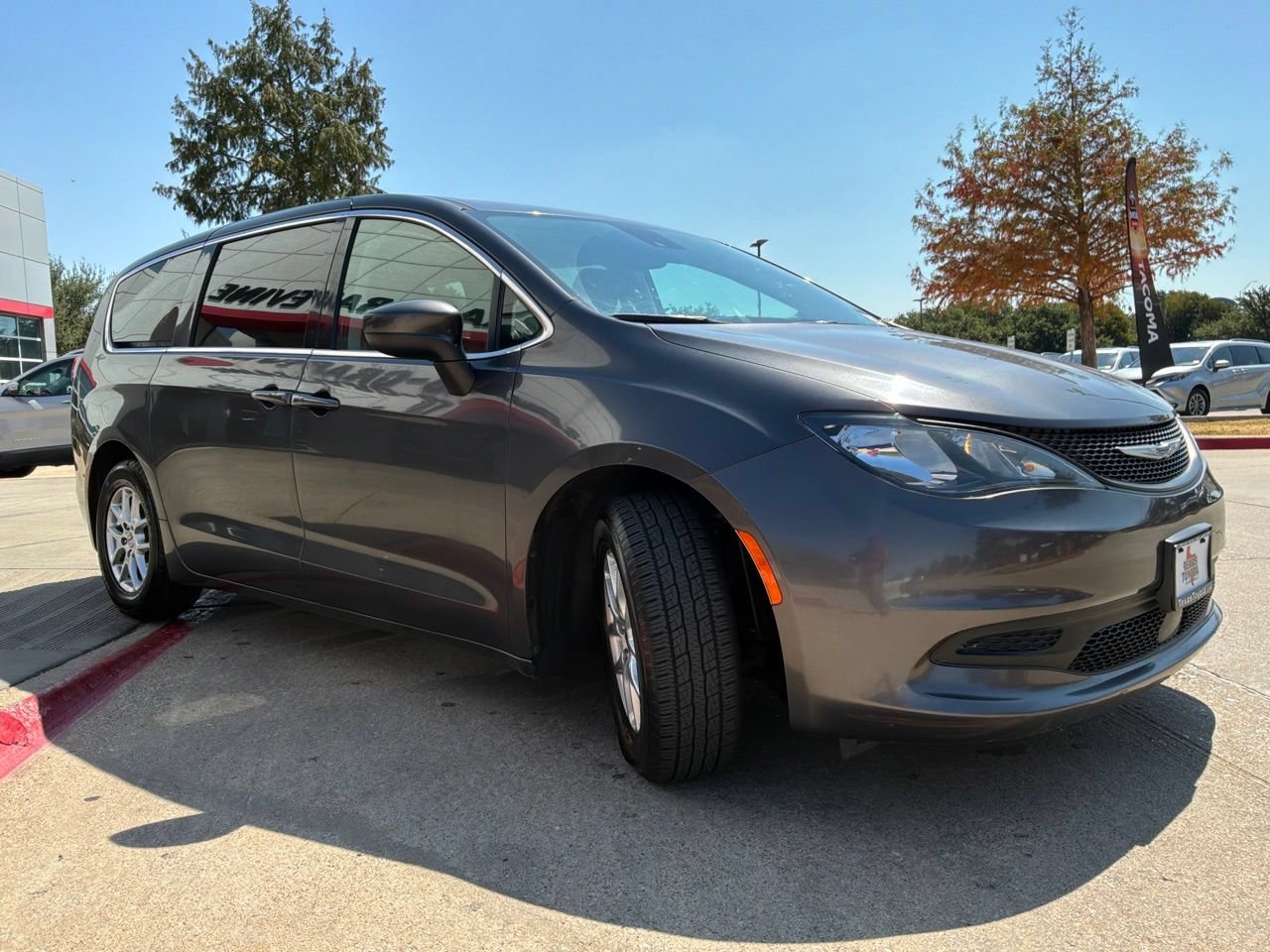 Used 2023 Chrysler Voyager LX FWD image 4