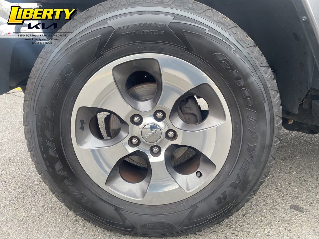 Used 2017 Jeep Wrangler Unlimited Sahara w/ Connectivity Group image 14