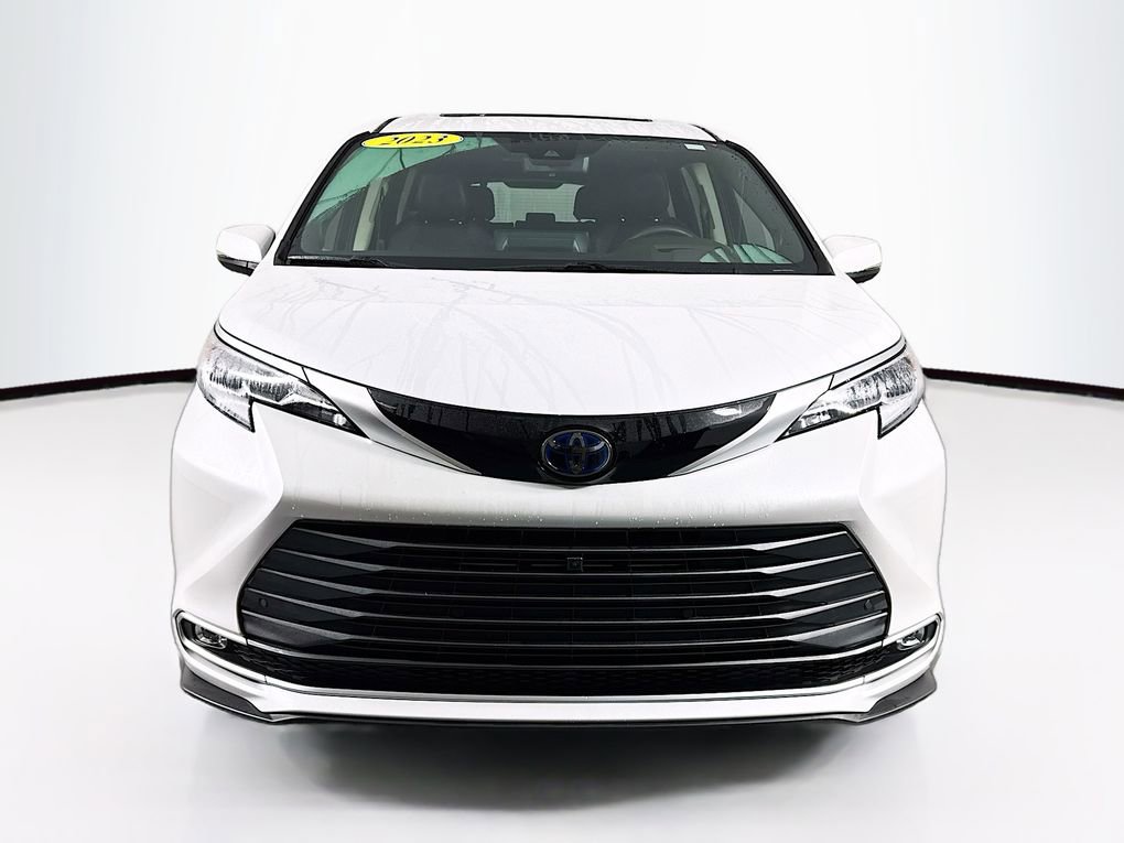 Used 2023 Toyota Sienna Platinum image 2