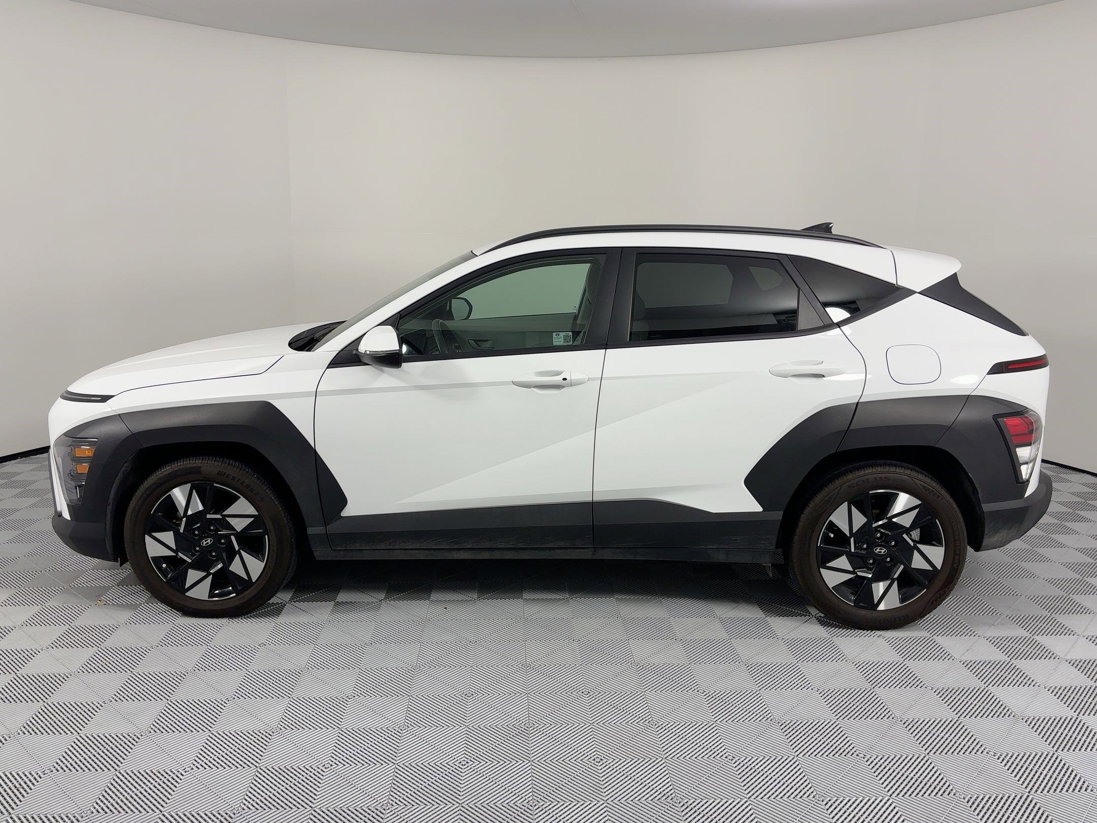 Used 2024 Hyundai Kona SEL image 2